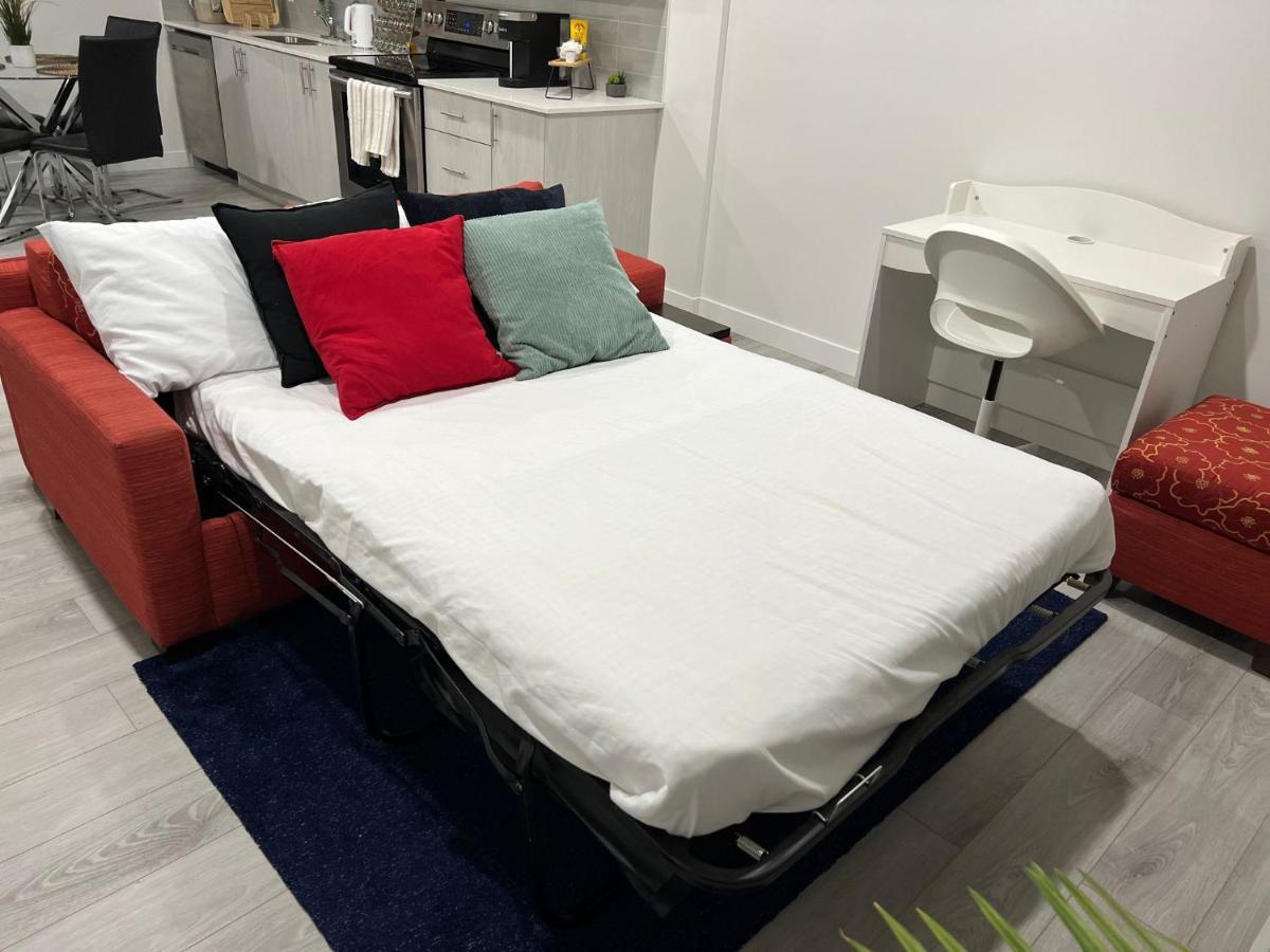 Beautiful 2 Bedroom Home Away From Home Calgary Bagian luar foto